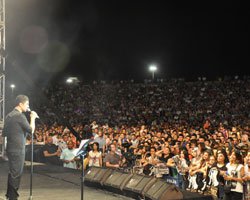 Özcan Deniz... ALBÜMÜNÜN İLK KONSERİNİ 20 BİN KİŞİYE VERDİ!