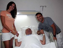 Mustafa Sandal... DEDESİ  BÜYÜK USTAYI HASTANEDE ZİYARET ETTİ...