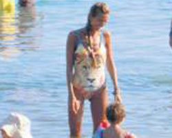 Çağla Şikel... BİKİNİ YASAĞINA KARŞI ASLAN MODASI YARATTI!