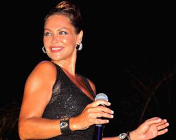 Hülya Avşar... MAYO SAHNE KIYAFETİ TAM BİR HAYAL KIRIKLIĞI!