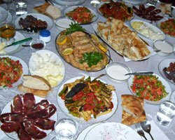 SAĞLIKLI BİR RAMAZAN GEÇİRMEK İÇİN NASIL BESLENELİM?