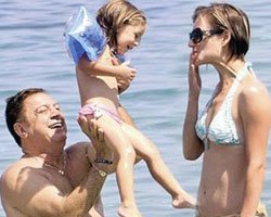 Tolgahan... 65 YAŞINDA BABA OLMANIN KEYFİNİ ÇIKARIYOR!