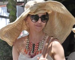 Hande Ataizi... İSTANBUL'UN SICAĞINA ŞAPKALI ÇÖZÜM!