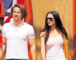 Demi Moore... GENÇ SEVGİLİ YAPTI, KENDİNİ TOPARLADI!