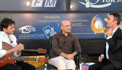 Orhan Ölmez... MALİYE BAKANI MEHMET ŞİMŞEK'E GİTARIYLA EŞLİK ETTİ!