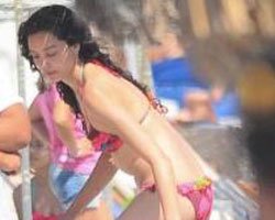 Azra Akın... BİKİNİ İLE YAKALANMAYAN BİR O KALMIŞTI!