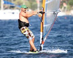 Mehmet Aslantuğ... SÖRF YAPARKEN GÖBEĞİNİ SAKLAYAMADI!