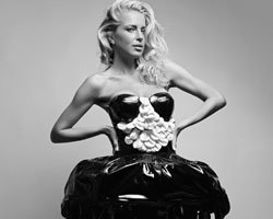 Burcu Esmersoy... ÖZGÜVEN PATLAMASI YAŞIYOR...