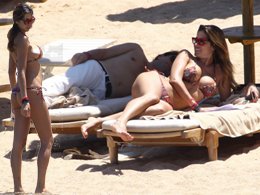 Aida Yespica?  EX YENGE;  BİKİNİSİNİ GİYİP PLAJA İNDİ VE İNTERNETİ SALLADI