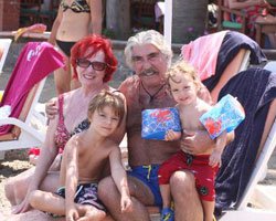 Erdal-Güzin Özyağcılar... TORUNLARIYLA TATİL KEYFİ!