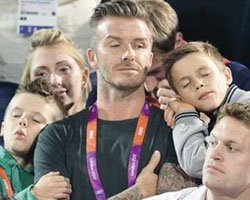 David Beckham... OĞULLARI MAÇ SEYREDERKEN OMUZUNDA UYUYAKALDI!