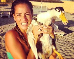 Doğa Rutkay... KUCAĞINDAKİ ÖRDEĞE TEPKİ YAĞDI!