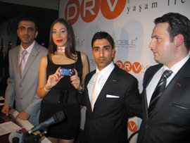 Ece Gürsel... TÜRKİYE'NİN İLK TV'Lİ TELEFONUNU TANITTI...