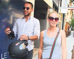 Özge Özberk... "GEL LAN BURAYA KAÇMA!"