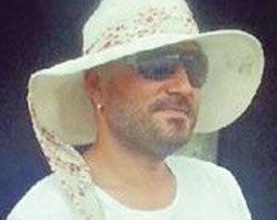 Hüsnü Şenlendirici... BU ŞAPKA NEYİN NESİ?