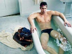 Michael Phelps... REKLAM İÇİN KÜVETTE POZ VERDİ, MADALYADAN OLABİLİR!