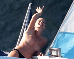 Kate Moss... ÜSTSÜZ YAKALANDI!