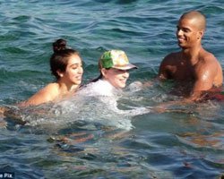 MADONNA DENİZE GİRERSE!