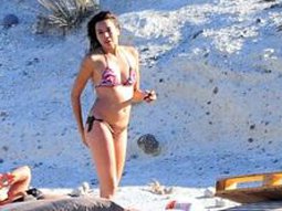 Azra Akın... PLAJDA GÖVDE GÖSTERİSİ (!)