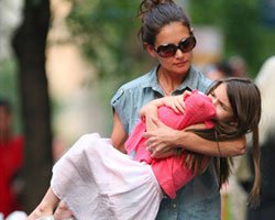 Katie Holmes... BOŞANMAK İÇİN YALNIZCA KIZININ VELAYETİNİ  İSTEMİŞ!