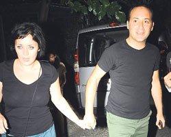 Tolga Çevik... EŞİ ÖZGE KAMERA İŞIKLARINA YAKALANDI!