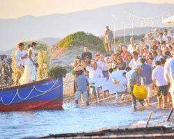 TARİHİ ADA'DA YALINAYAK NİKAH!