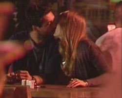 Yasemin Allen-Onur Tuna... DİZİ AŞIKLARI ÖPÜŞÜRKEN YAKALANDI!