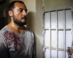 Yiğit Özşener... PARMAKLIKLAR ARDINDA!