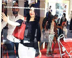 Merve Boluğur.. CAM KAPILARI GEÇEMEDİ!