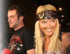 Demet Akalın...TATİL BİTTİ,ÇALIŞMA VAKTİ!