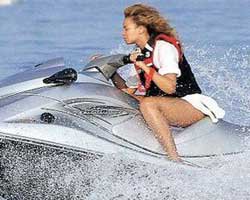 Beyonce Knowles... FRANSIZ SAHİLLERİNDE JET SKİ KEYFİ!