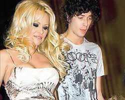 Pamela Anderson... GENÇ SEVGİLİSİYLE EĞLENCEDE!