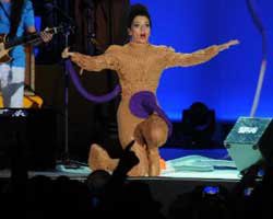 Nil Karaibrahimgil... LADY GAGA'YA MEYDAN OKUDU!