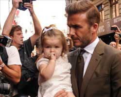 David Beckham... KIZINI KUCAĞINDAN İNDİRMEDİ!