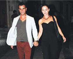 Ece Uslu... "ARKADAŞI"YLA ARTIK ELELE!