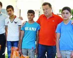 Kayahan... DEPREMZEDE ÖĞRENCİLERİ EVİNDE AĞIRLADI!