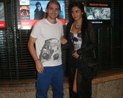 Caner-Asena Erkin... İLGİNÇ AYAKKABI ZEVKİ