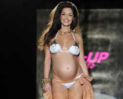 KARNI BURNUNDAYKEN BİKİNİ DEFİLESİNE ÇIKTI