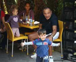 Reha Muhtar... ÇOCUKLARIYLA PAZAR KEYFİ!