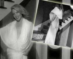 REKLAM İÇİN SOYUNDU!