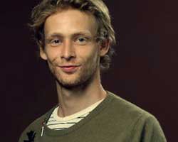 Jonathan Lewis... EVİNİN ÇATISINDAN DÜŞEREK HAYATINI KAYBETTİ!