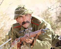 Gürkan Uygun... YENİ ROLÜNDE YABANCILIK ÇEKMEDİ, ELİNDE YİNE SİLAH VAR!