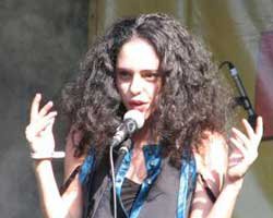 Yasemin Mori... ŞEHRİN KALBİNE İNİYOR!