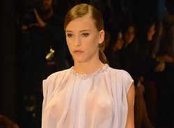 Serenay Sarıkaya... TRANSPARAN KIYAFETİYLE NEFES KESTİ!