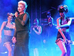 Ajda Pekkan? BÜYÜK KULÜP'ÜN 130. YIL KUTLAMASINDA SAHNE ALDI.