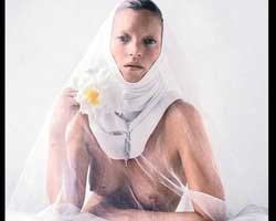 Kate Moss... ÇIPLAK POZLAR MUHAFAZAKARLARI KIZDIRDI!