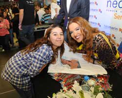 NEOMARİN  DEMET AKALIN  HAYRANLARIYLA DOLDU TAŞTI!