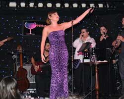 Funda Arar... SESİ VE FİZİĞİ İLE GÖZ DOLDURDU!