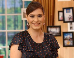 Aynur Ayaz?   KABINA SIĞMAYAN SUNUCU