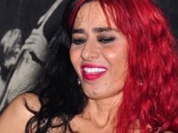 Yıldız Tilbe... SAÇLARININ YARISI KIZIL, YARISI SİYAH!